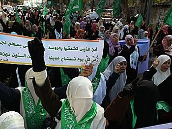 Hamas Keeps British Journalist in Gaza