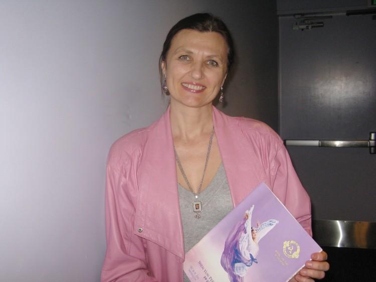 Actress Loves the Stories in Shen Yun