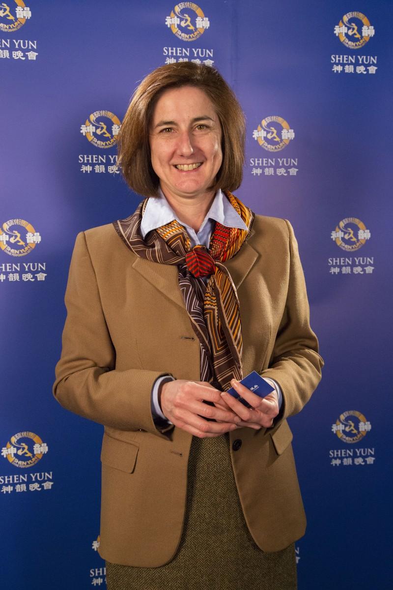 Shen Yun’s Diversity and Colour Engage Banking President and Executive Vice President