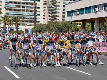 Giro d'Italia Teams Ride Stage Four Slowly as Tribute to Wouter Weylandt