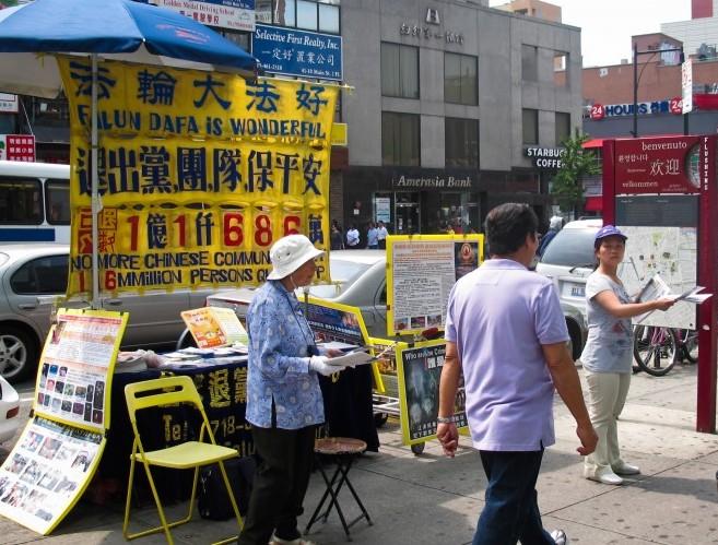 Volunteers Help Fellow Chinese Renounce Communist Party