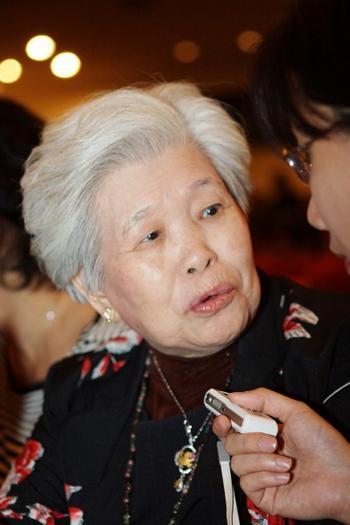 Eighty-Three-Year-Old Artist Enchanted by DPA Dancers’ Countenances