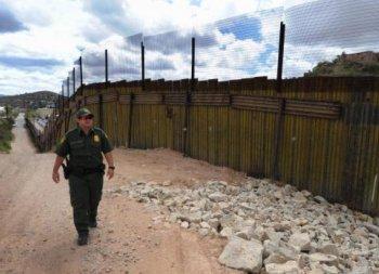 Arizona Immigration Law Favored by Arizona Voters, Poll Says