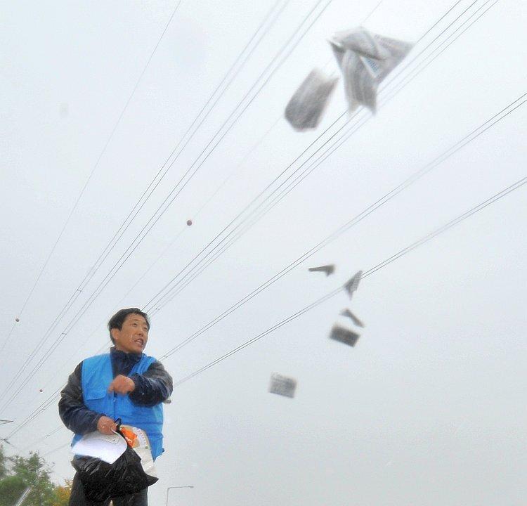 North Korean Defectors Send Leaflets Across Border