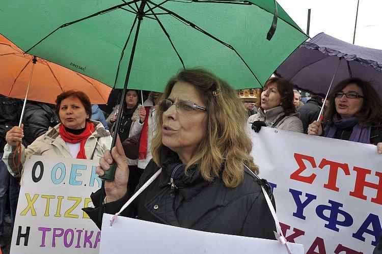 Stocks and Euro Diverge on Greece, Economic Data