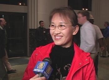 Mainland Chinese Woman Thinks Divine Performing Arts is Cultural Textbook for Chinese Children