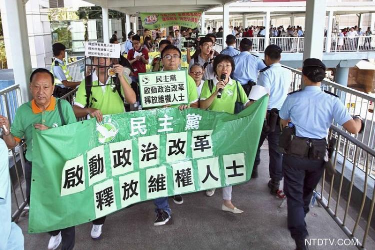 Hong Kong Police Block Protests Against China’s Vice Premier
