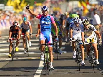 Petacchi Dodges Crashes, Wins Tour de France Stage One