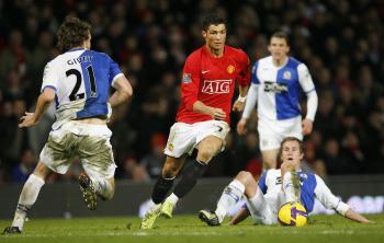 United Extends Lead Atop Premier League