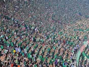 Beijing Soccer Crowd Mourns Victims of Wenzhou Train Crash