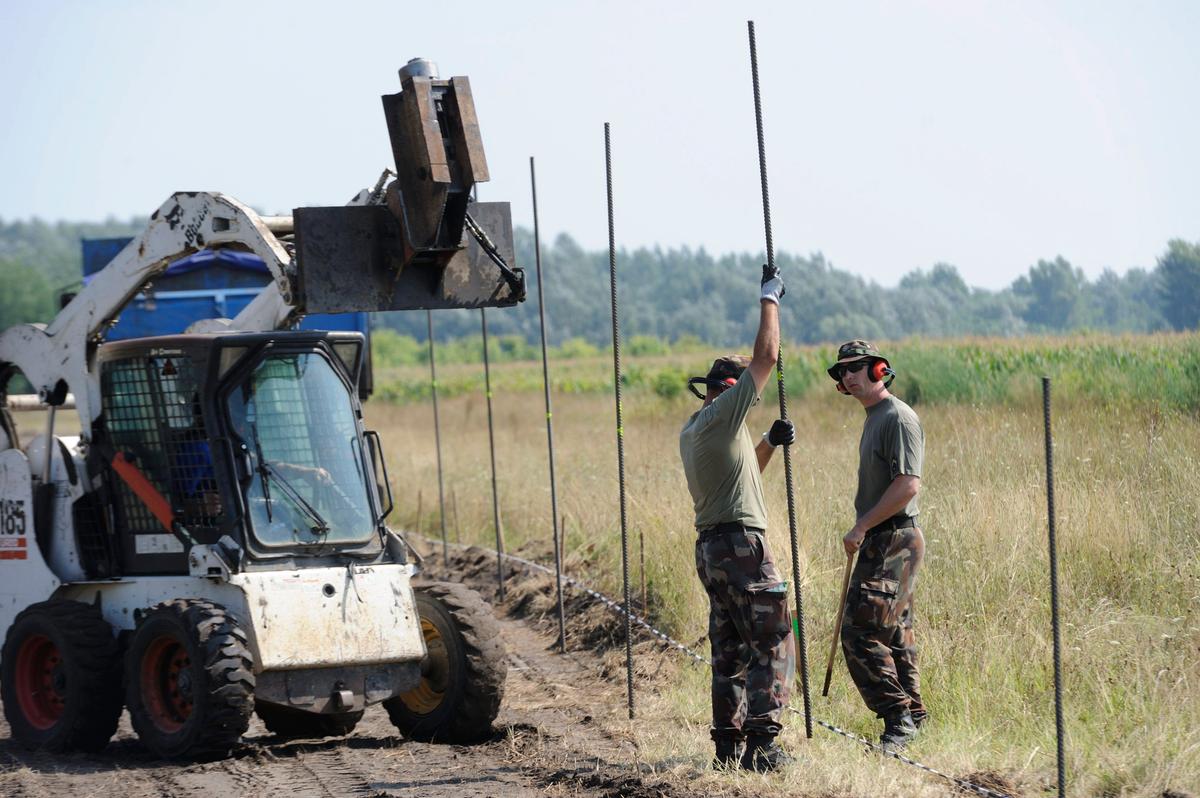 Soldiers in Hungary Begin Building Fence to Stop Migrants