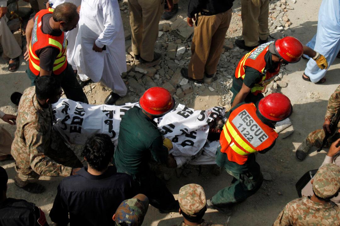 Twin Blasts Kill Anti-Taliban Pakistani Minister, 13 More