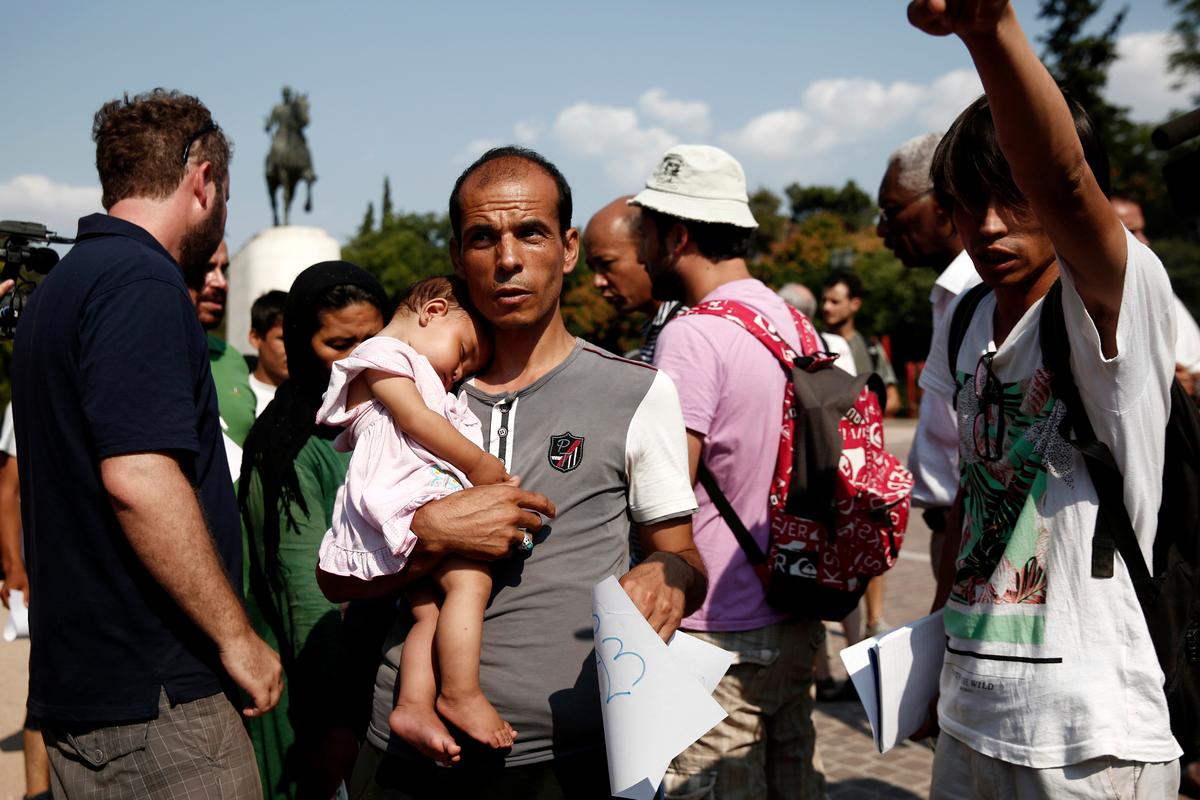 Greek Authorities Begin Clearing Athens Park of Migrants