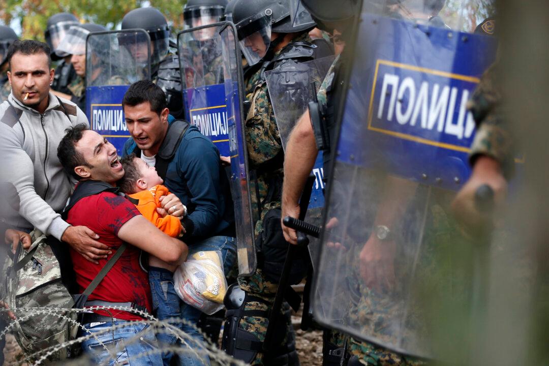 Migrants Clash With Macedonian Police on Border With Greece