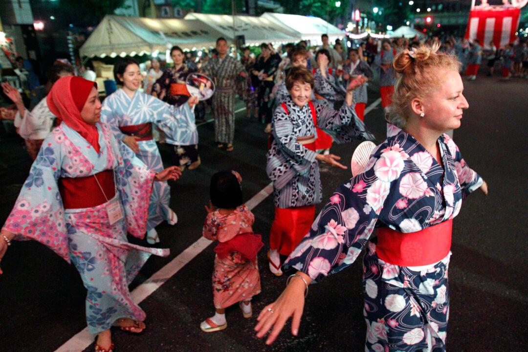 Kimono-Clad Foreigners Get a Taste of Old Tokyo