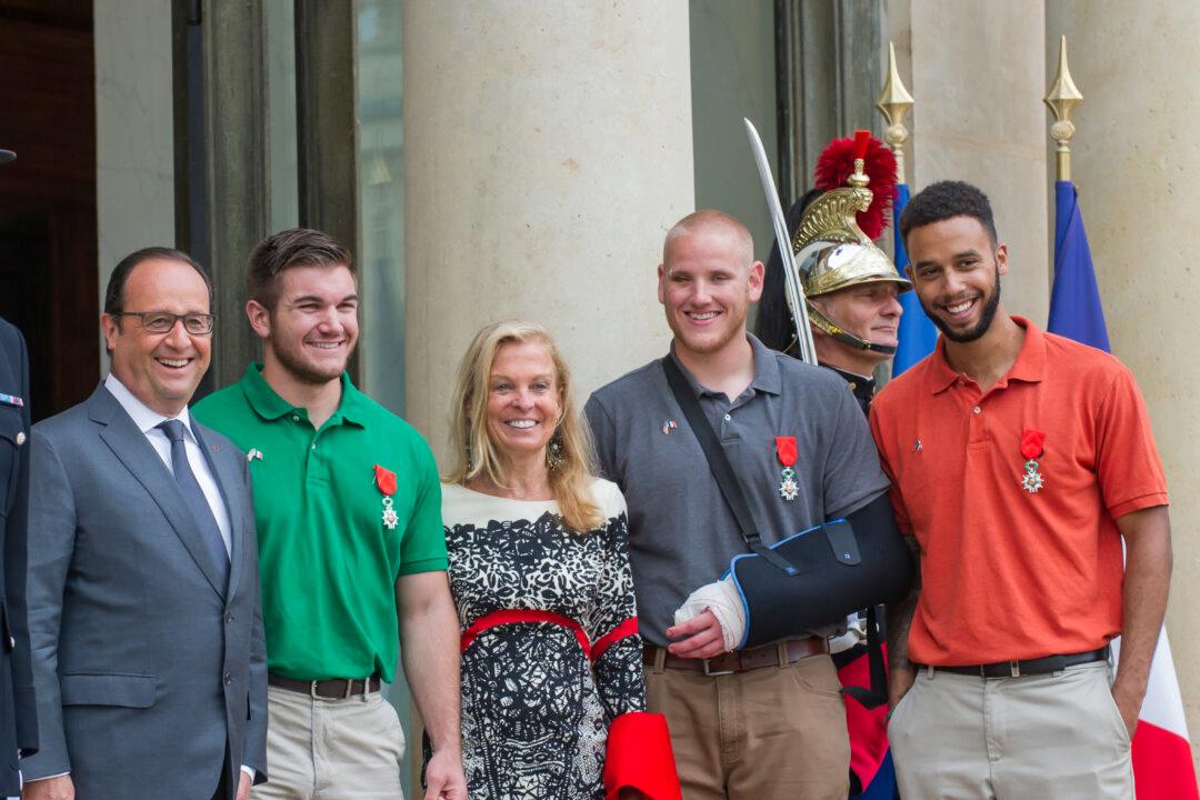 Americans, Briton Who Thwarted Attack Get France’s Top Honor