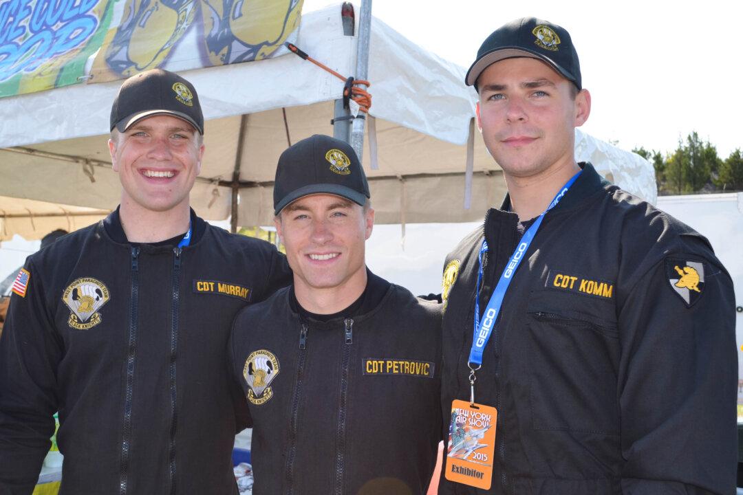 West Point Parachute Team Opens New York Airshow