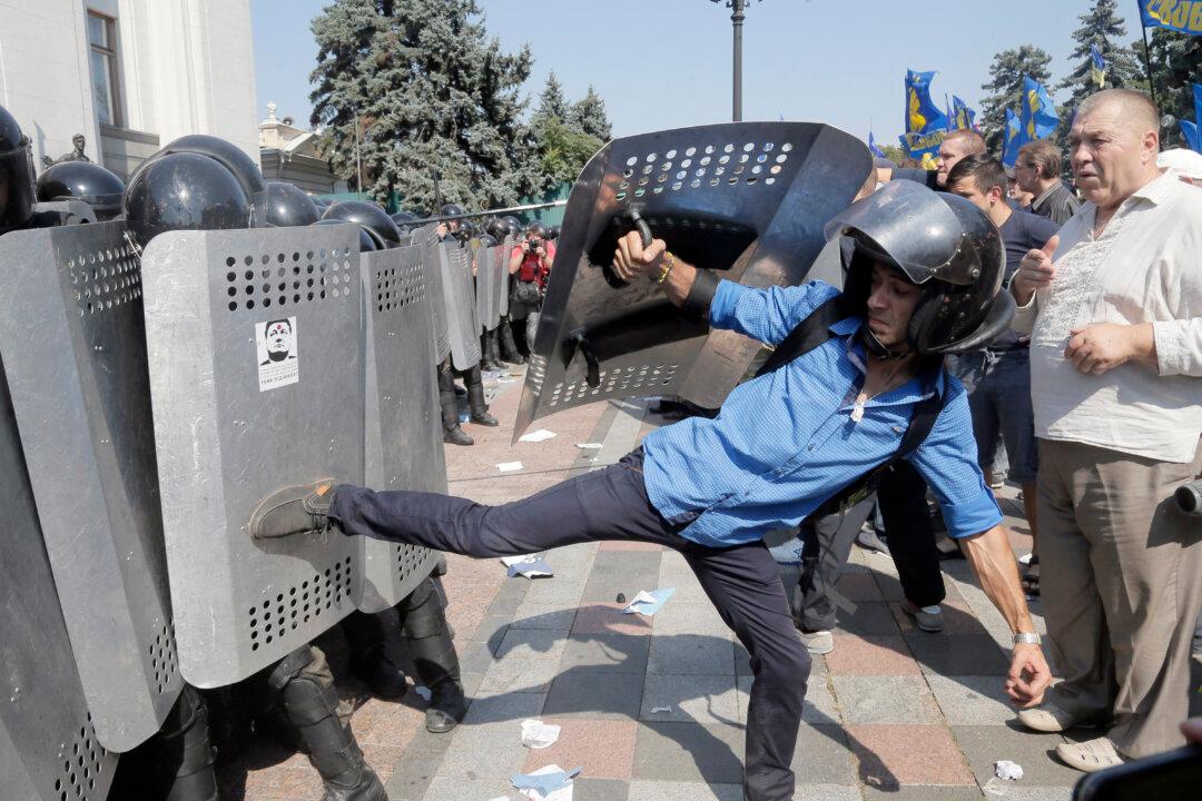 Grenade Explodes During Ukraine Clashes; 1 Officer Killed