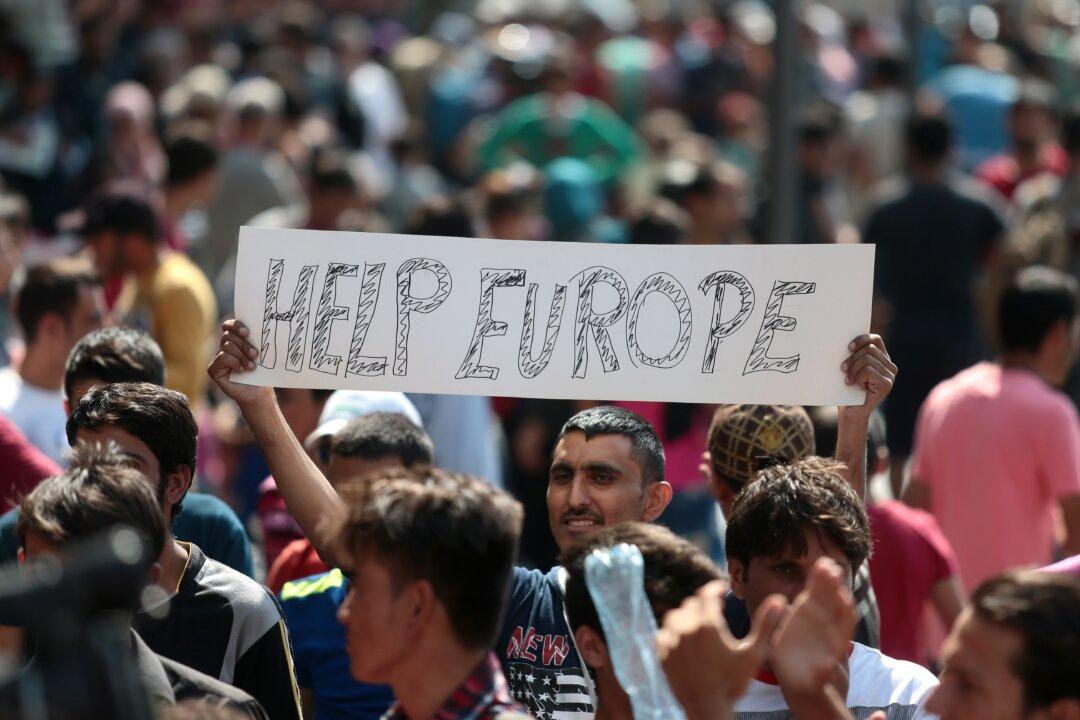 Migrants Defiant as Hungary Blocks Train Links for 2nd Day