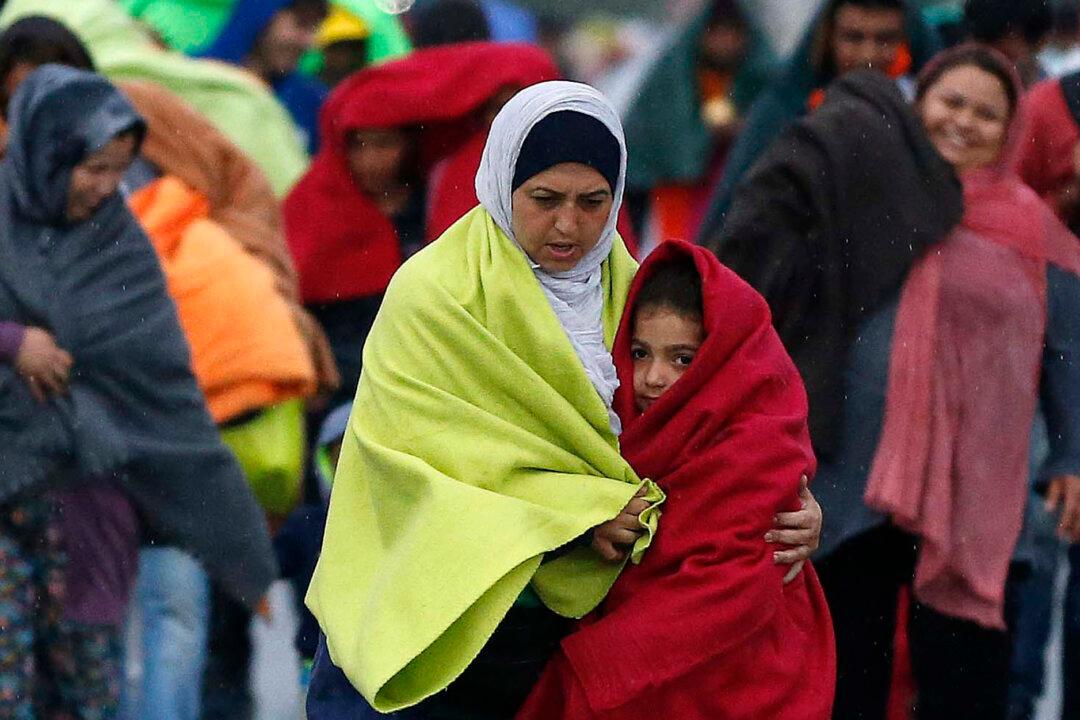 Hungary Bus Fleet Delivers 4,000 Migrants to Austria Welcome