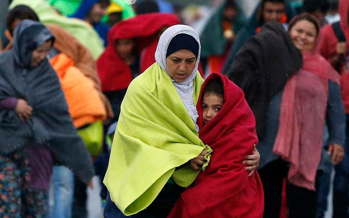 Hungary Bus Fleet Delivers 4,000 Migrants to Austria Welcome