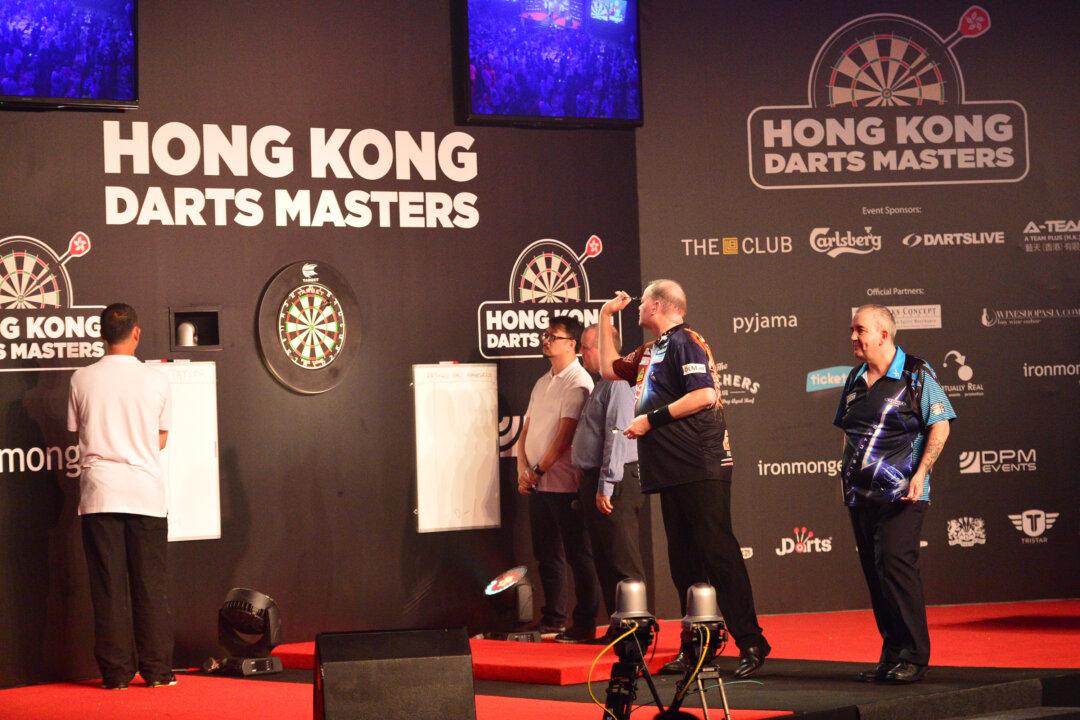 Van Barneveld Beats Taylor in Hong Kong Darts Masters 2015 Final
