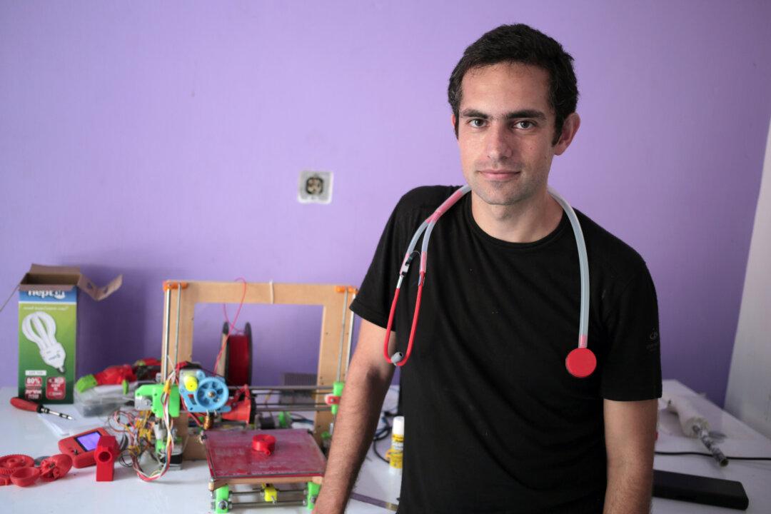 Doctor in Blockaded Gaza Makes Stethoscope With 3-D Printer