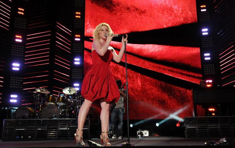 Kellie Pickler Performs for the 1st Time Following Husband’s Death Last Year