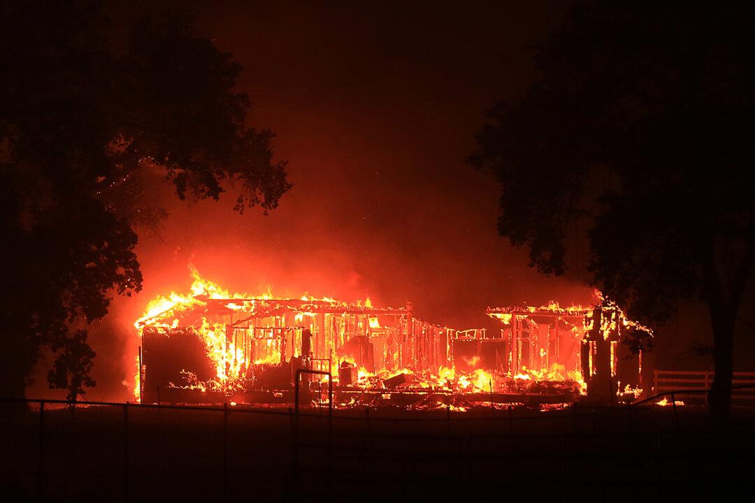 Thousands Flee 2 Fast-Moving California Wildfires
