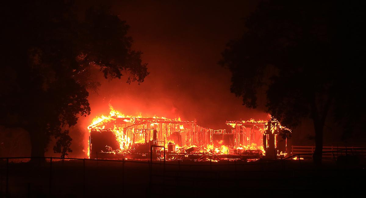 Thousands Flee 2 Fast-Moving California Wildfires