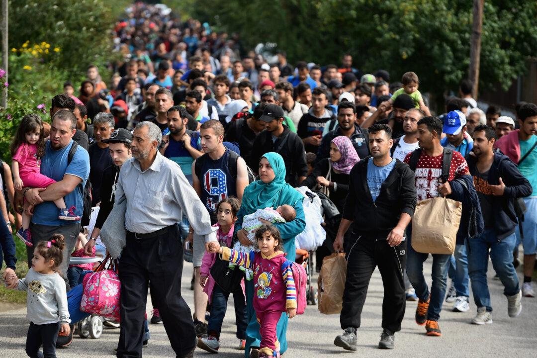 Deeply-Divided EU to Hold Emergency Summit on Migrant Crisis