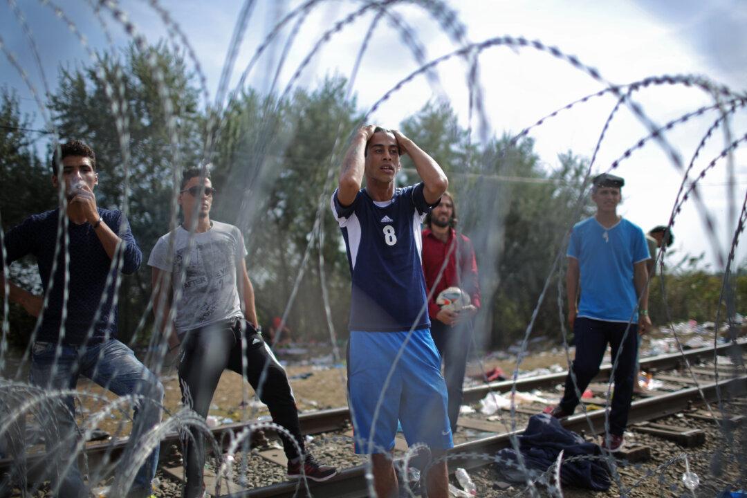 Hungary Declares Emergency, Seals Border, Detains Migrants