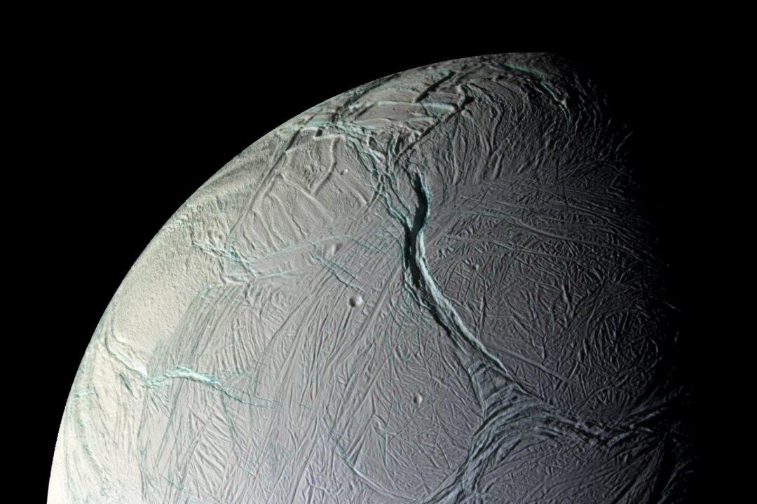 Global Ocean Makes Saturn’s Moon Wobble