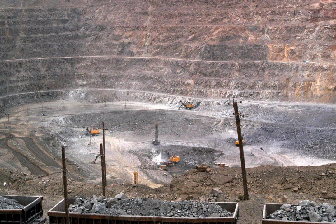 Canadian Rare Earth Miners Work Together for Survival