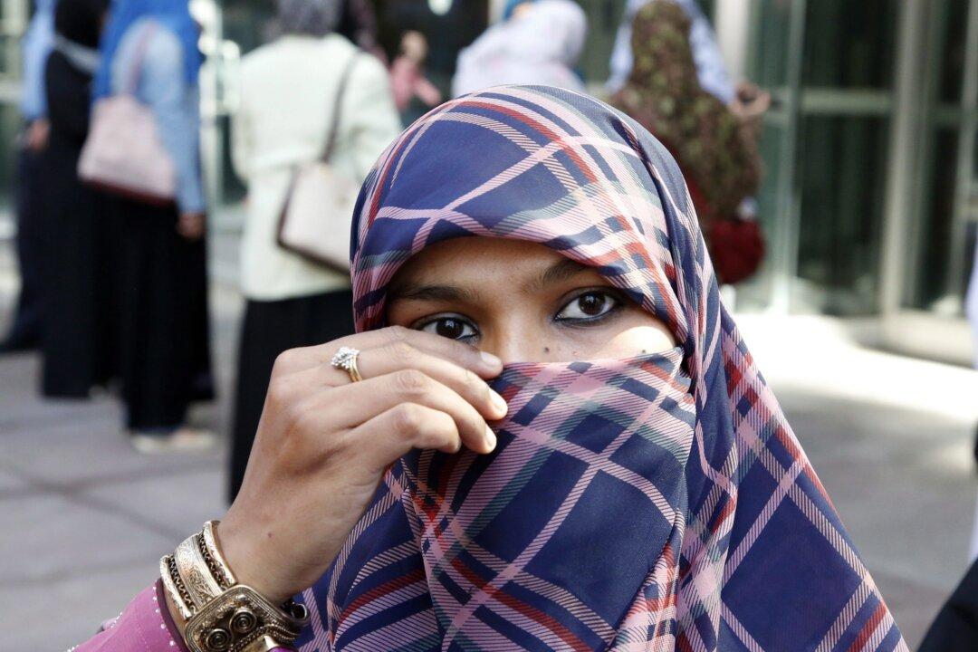Feds to Take Controversy Over Face Coverings to Supreme Court