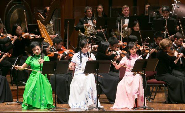 Erhu soloists of the Shen Yun Symphony Orchestra, at Carnegie Hall in New York, on Oct. 12, 2014. (Dai Bing/Epoch Times)
