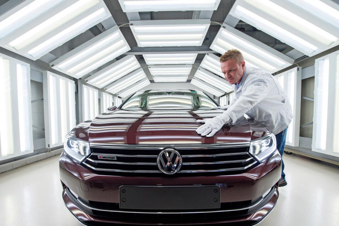 German Vice Chancellor Backs VW Workers, Urges Active Probe