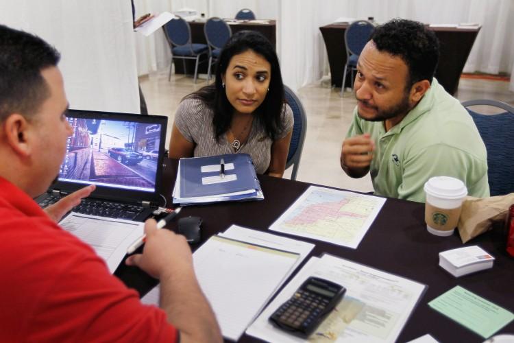 Mortgage Applications Drop to 30-Year Low Amid Elevated Interest Rate