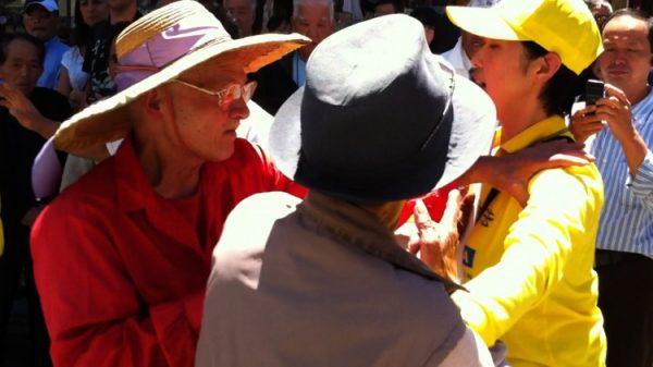 Two men gang up on Falun Gong practitioner Ms. Wang in San Francisco's Chinatown in Calif., in this undated photo. (Courtesy of anonymous bystander)