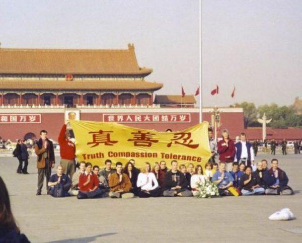 Falun Gong practitioners from outside China appealed at Tiananmen Square on Nov. 20, 2001. (Falun Dafa Information Center)
