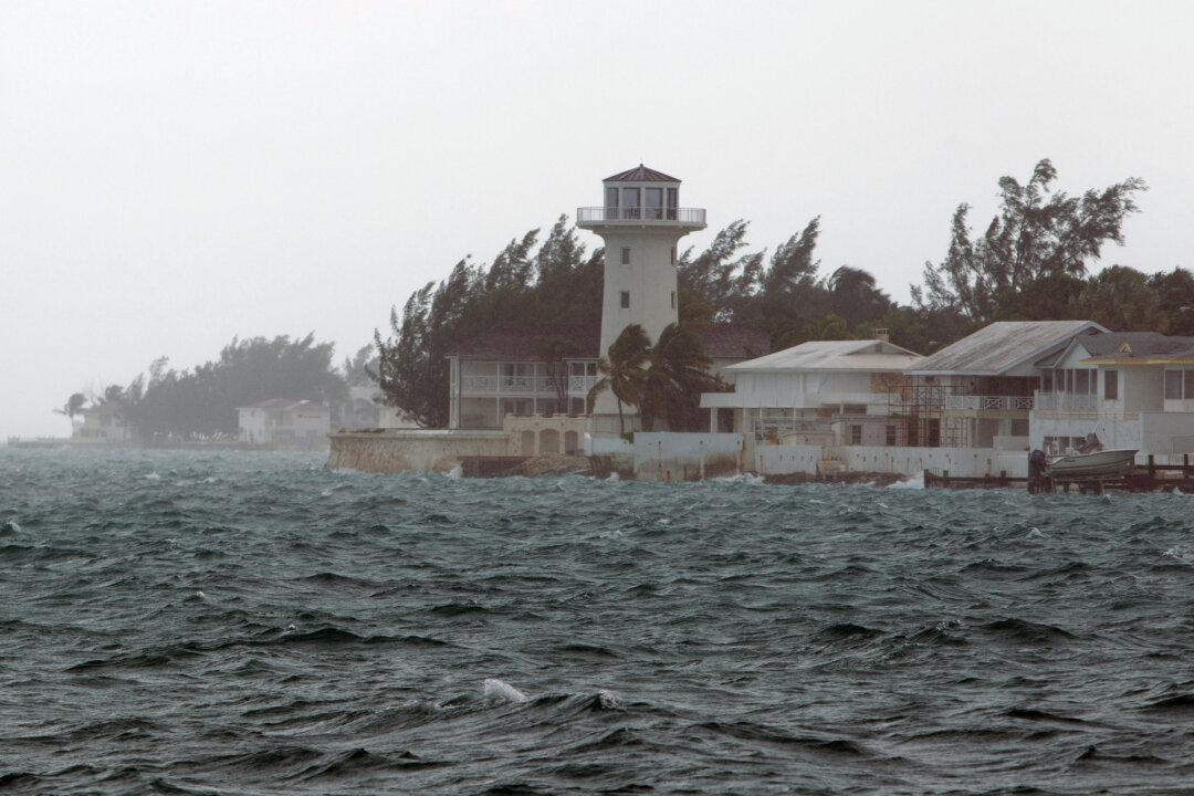 Hurricane Joaquin Batters Bahamas; Ship Missing in Storm