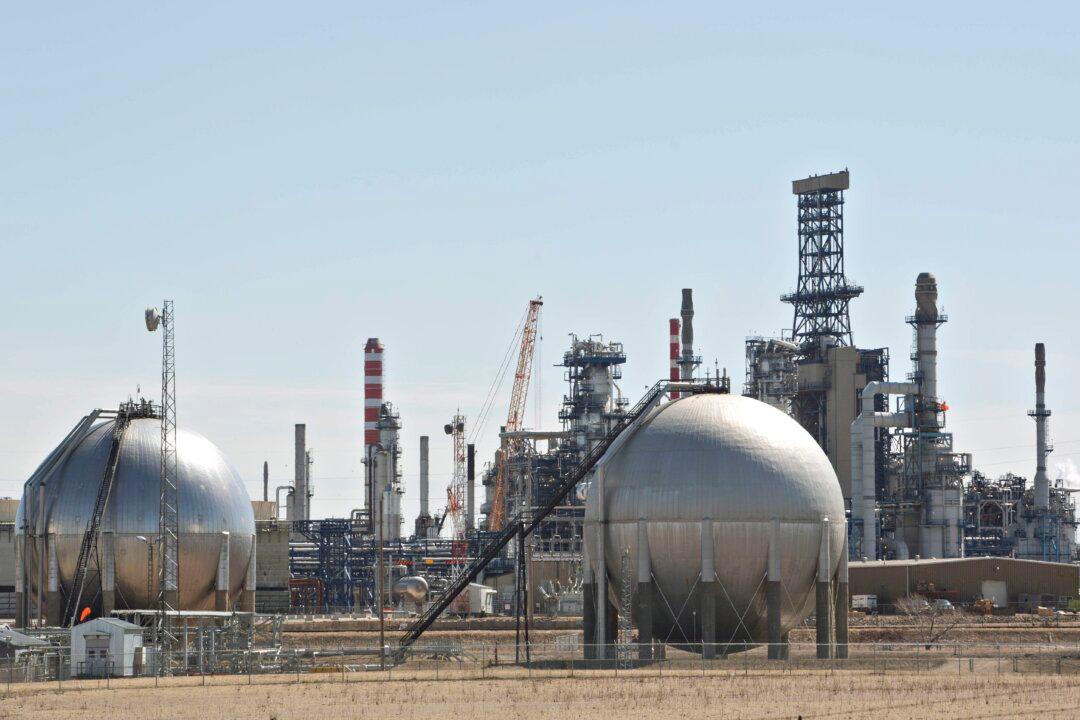 Canadian Oil Sands Uses Poison Pill Against Hostile Suncor Bid