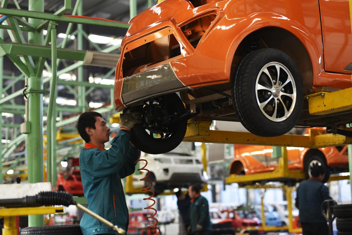 China’s Auto Production, a Manufacturing Backbone, Slumping