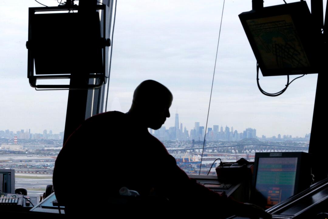 California Airport’s Traffic Controllers to Leave Saturday Over Benefit Cuts