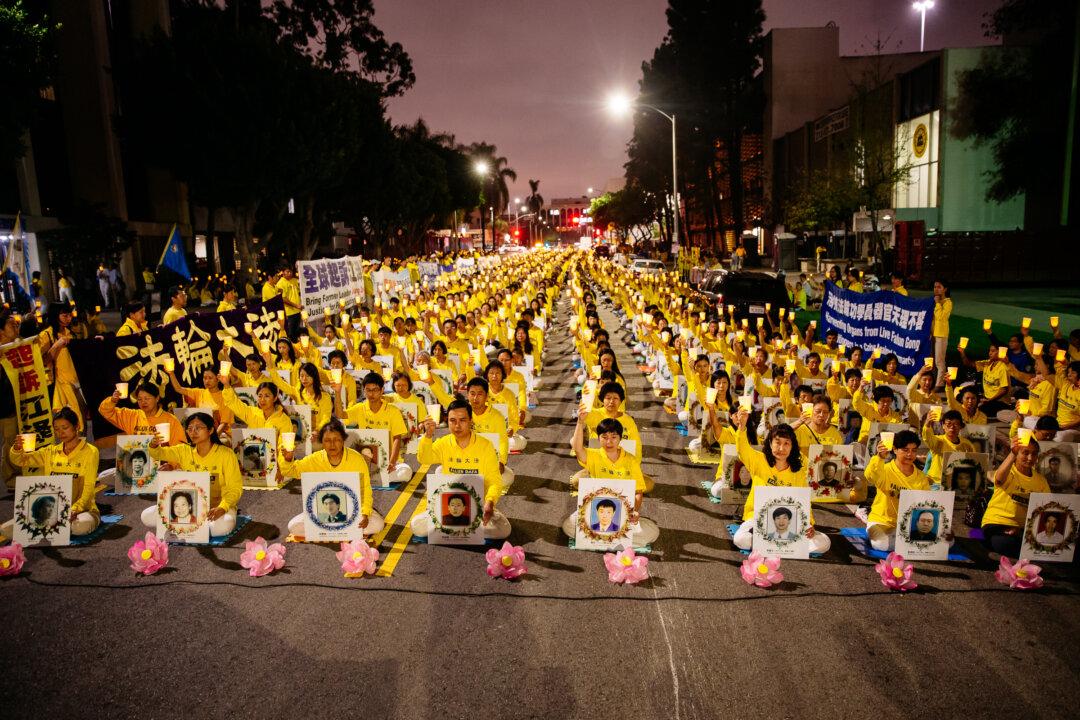 Candlelight Vigil in Los Angeles Calls for End to Persecution of Falun Gong