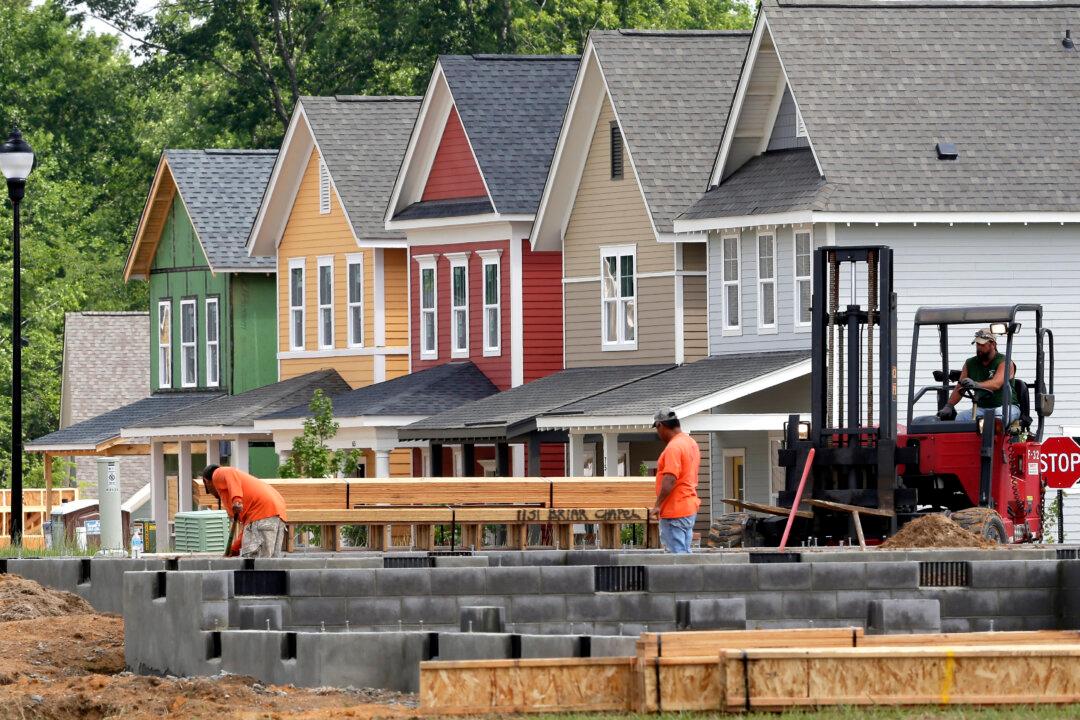 Homebuilder Confidence Falls for Record 10th Straight Month