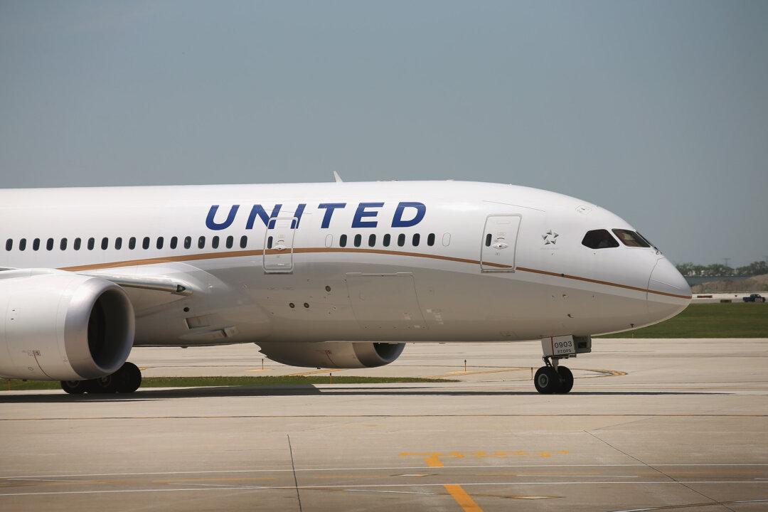 7 Terrifying Airplane Landings Caught on Video