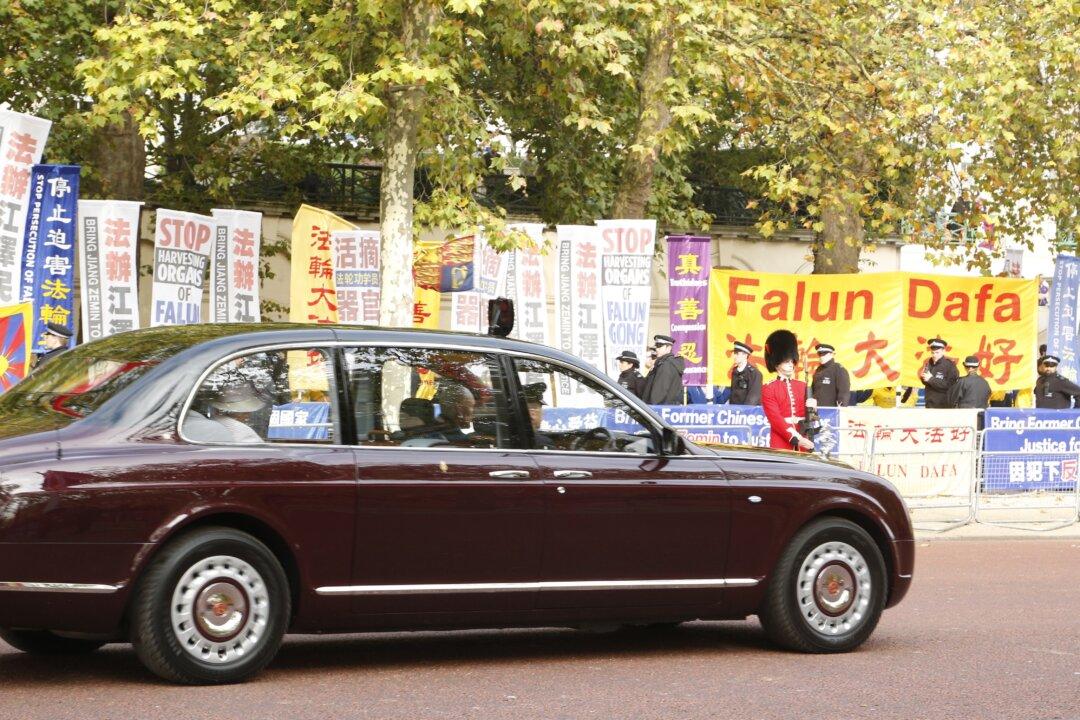 Protesters Make Presence Known as Chinese Leader Visits London (Photos)