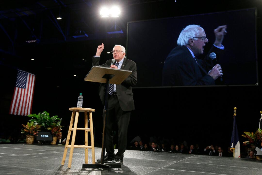 Sanders, Clinton Set Tone for Leadoff Presidential Caucuses