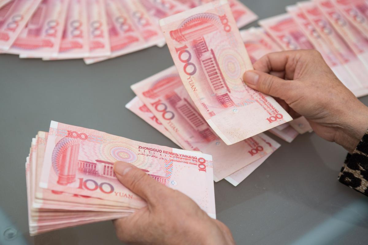 China’s Offshore Yuan Spread Heightens Expectations of Further Currency Devaluation
